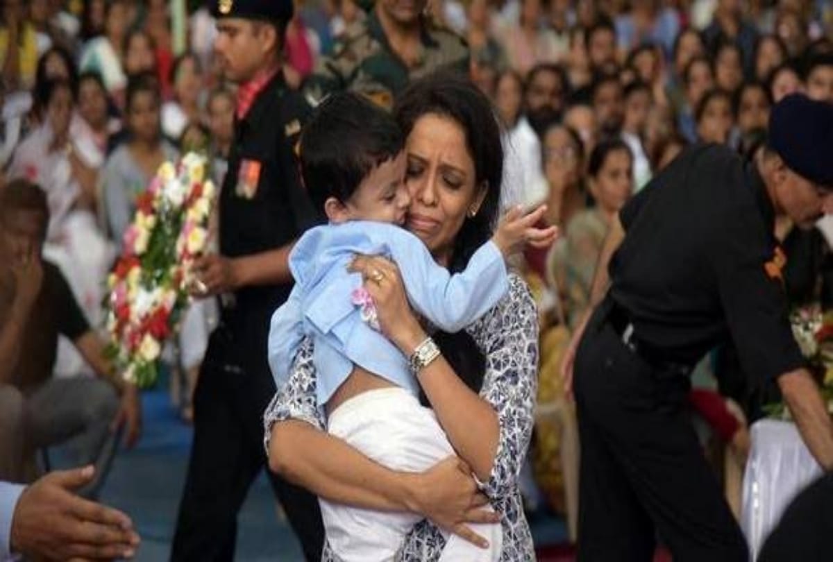 Martyr major kaustubh prakash rane sisters tying rakhi last time to his brother wife get emotional 