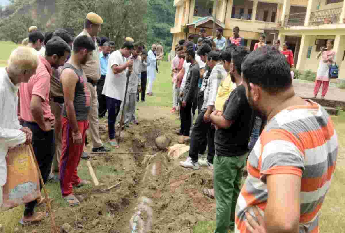 Students stuck for 4 hours in school building due to leopard