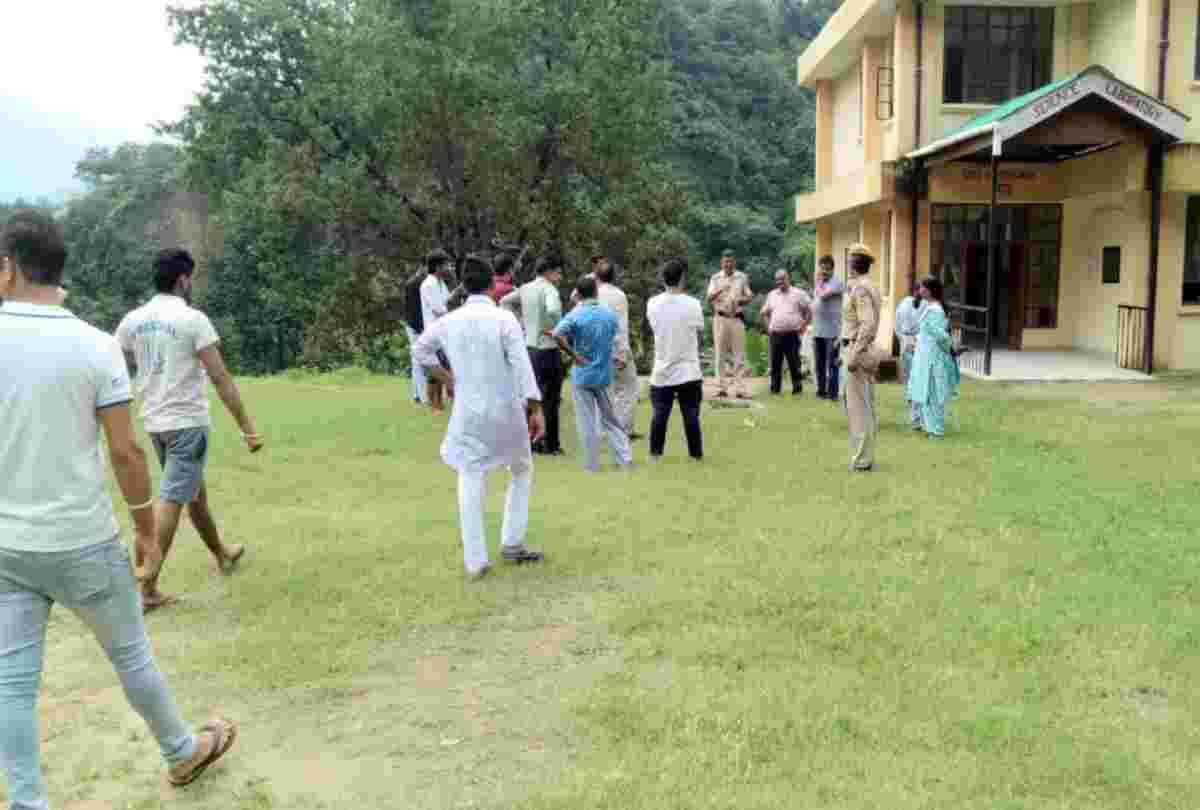 Students stuck for 4 hours in school building due to leopard