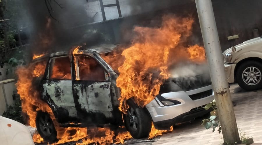 XUV car burns near Ira Mall in Meerut