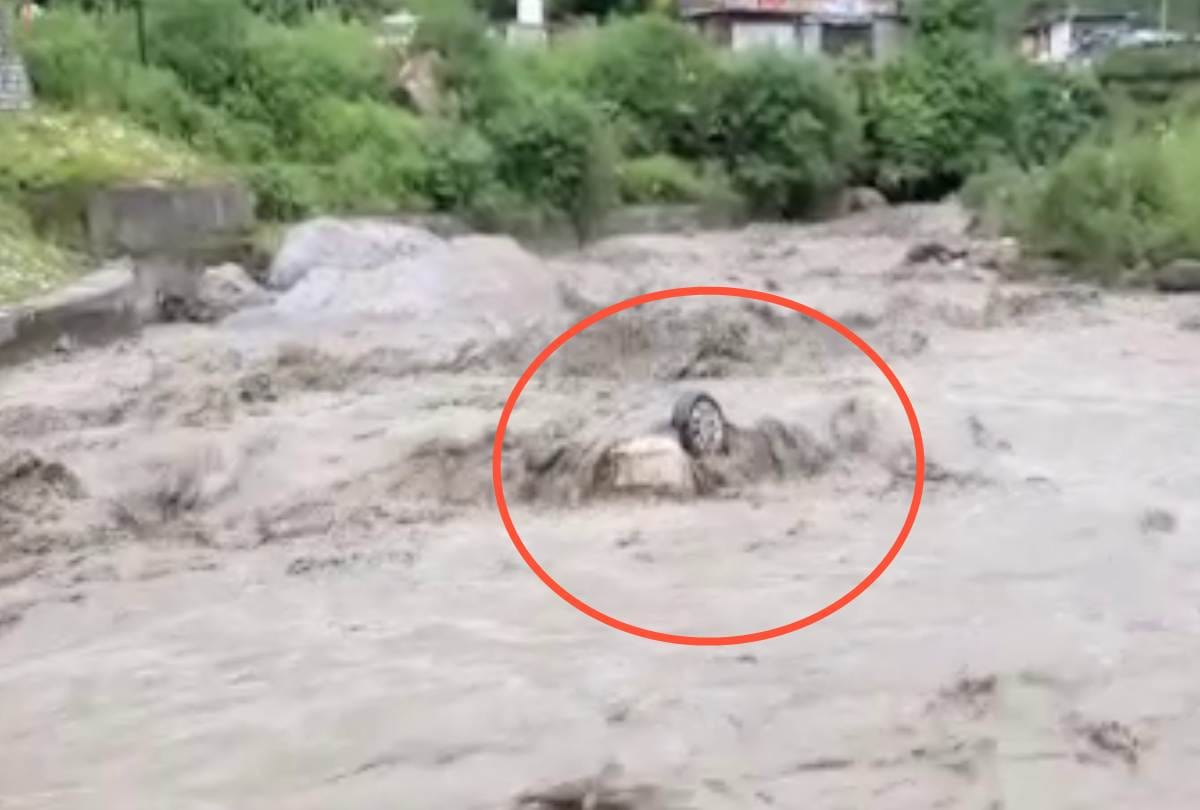 Two Men washed away with car in flooded river ganvi khadd jyuri in rampur bushar Shimla
