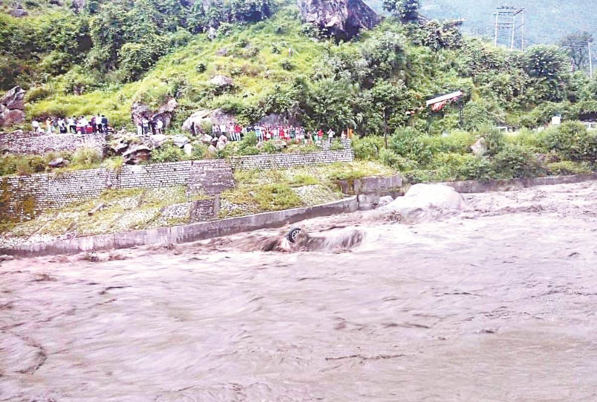 Two Men washed away with car in flooded river ganvi khadd jyuri in rampur bushar Shimla