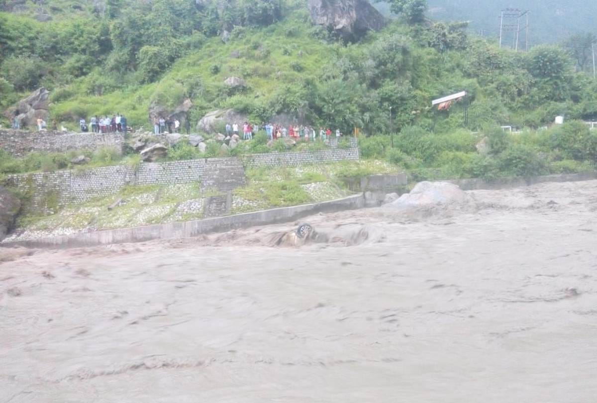Two Men washed away with car in flooded river ganvi khadd jyuri in rampur bushar Shimla