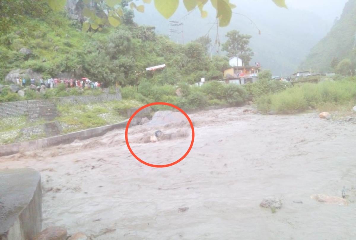 Two Men washed away with car in flooded river ganvi khadd jyuri in rampur bushar Shimla