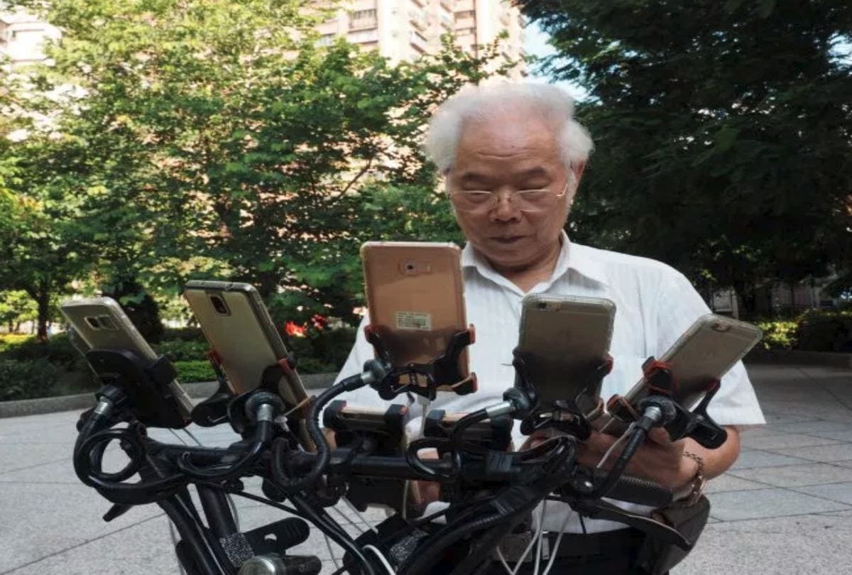 Taiwanese Man Uncle Pokemon Who Carries 11 Smartphone To Play Pokemon Go