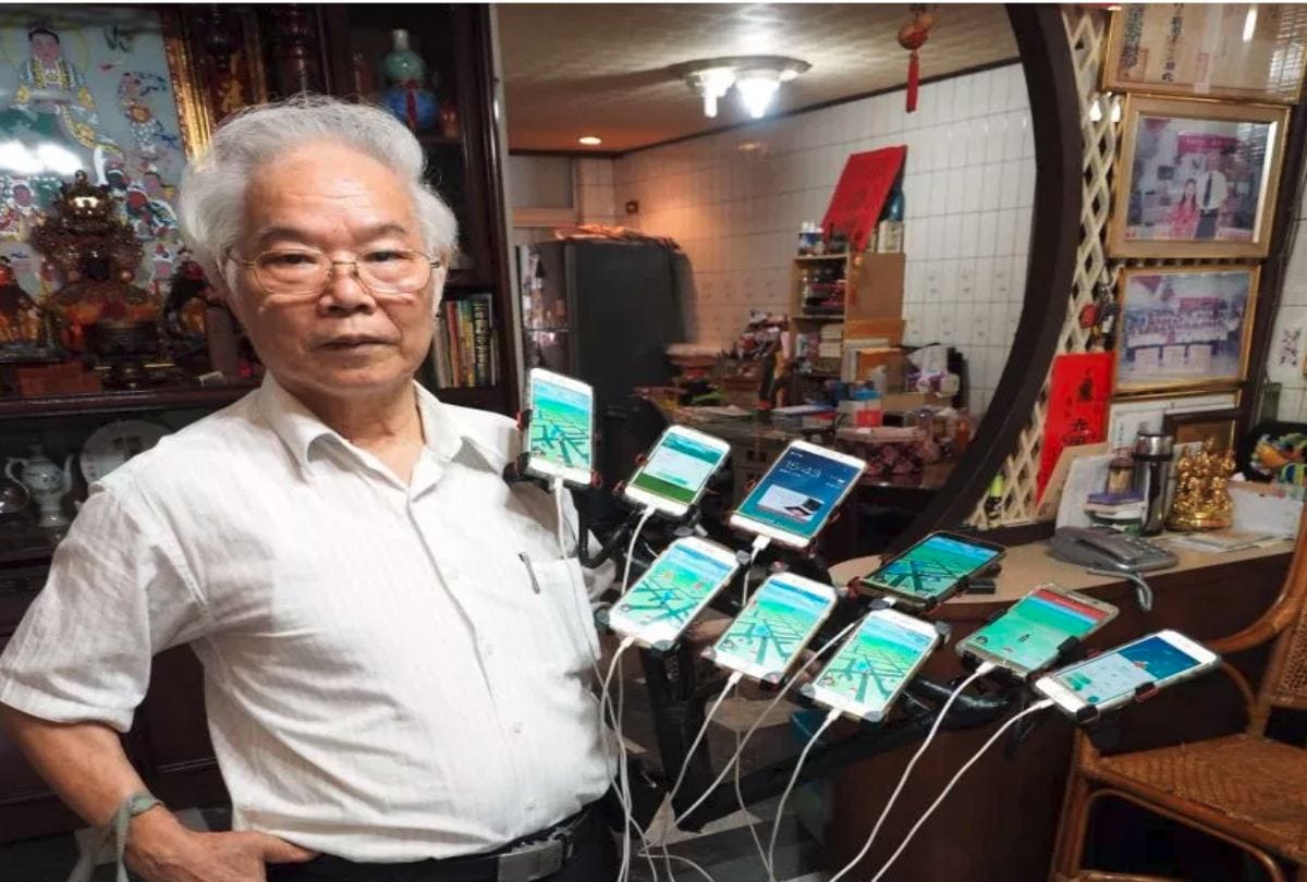 Taiwanese Man Uncle Pokemon Who Carries 11 Smartphone To Play Pokemon Go