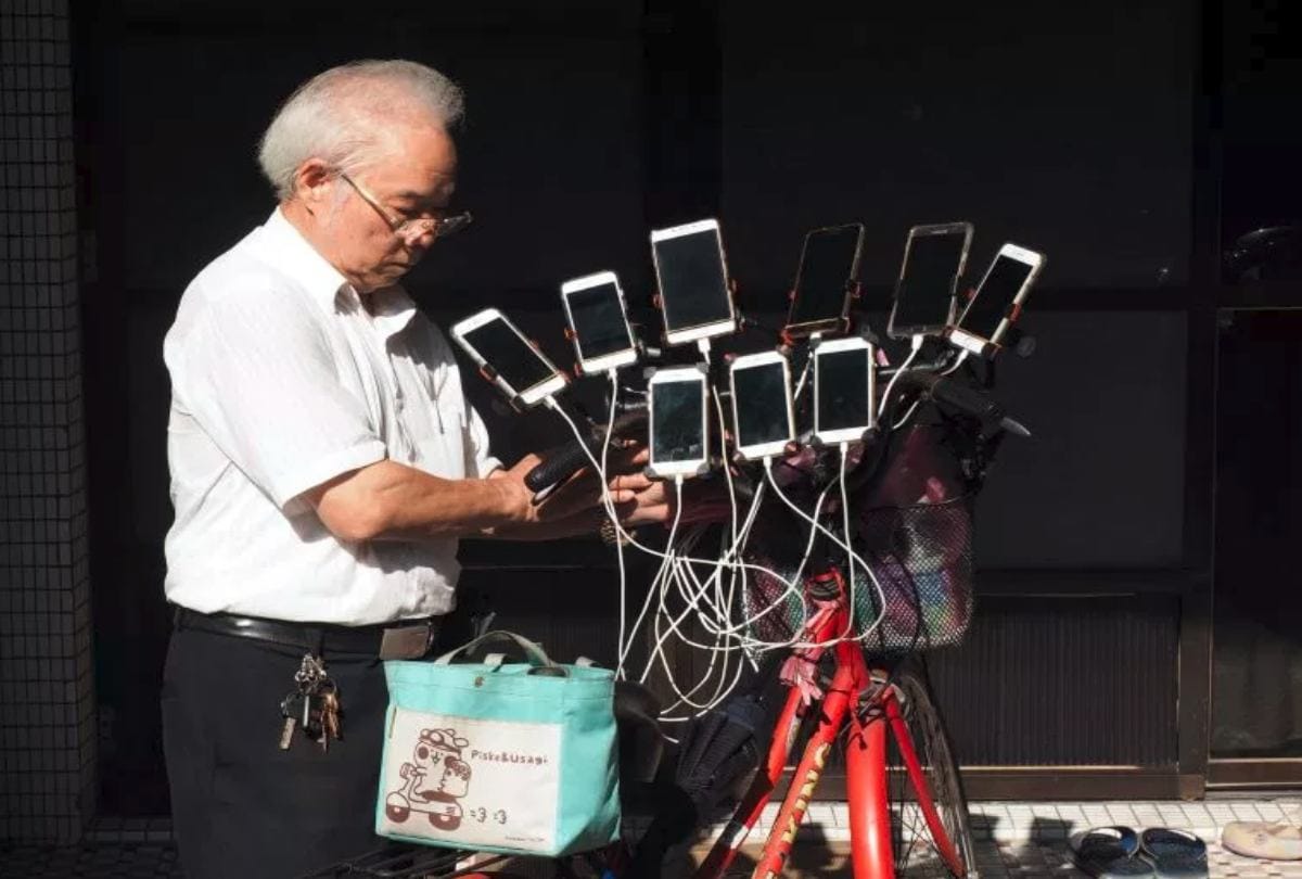 Taiwanese Man Uncle Pokemon Who Carries 11 Smartphone To Play Pokemon Go