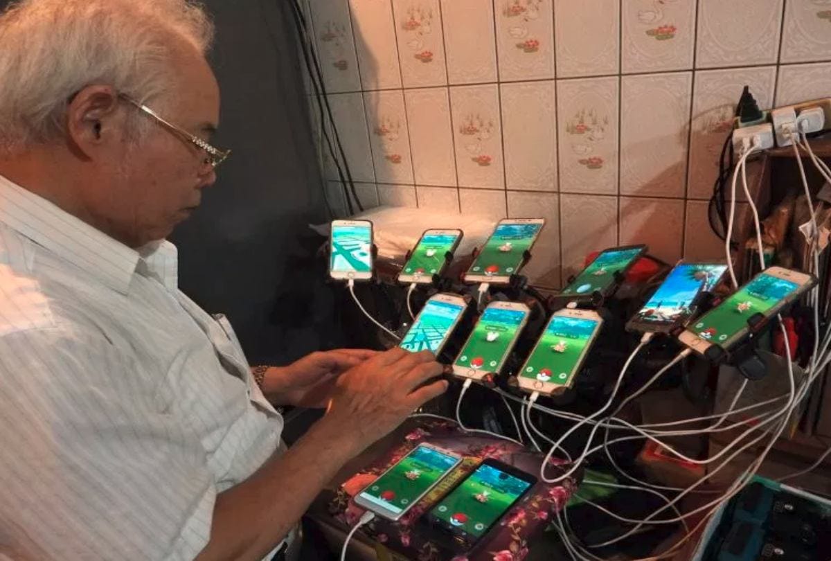 Taiwanese Man Uncle Pokemon Who Carries 11 Smartphone To Play Pokemon Go