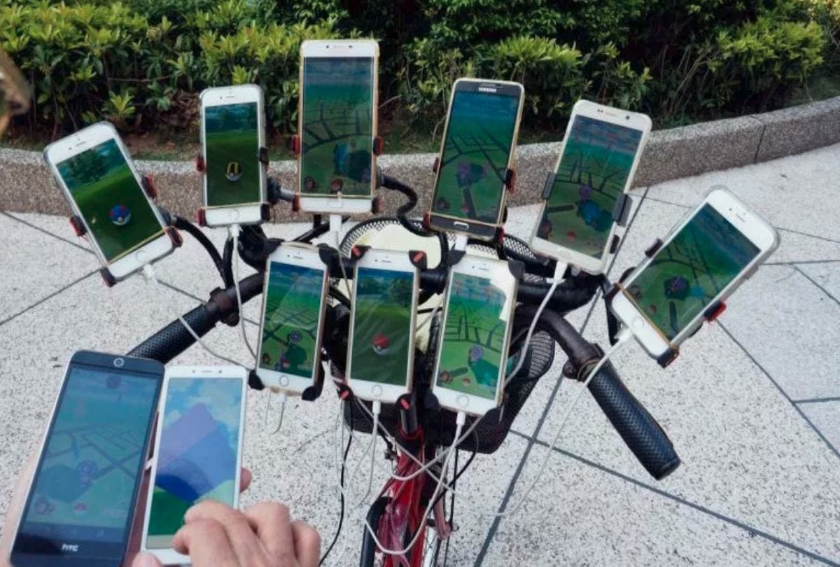 Taiwanese Man Uncle Pokemon Who Carries 11 Smartphone To Play Pokemon Go