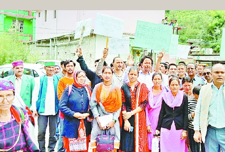सैंज में डॉक्टरों की कमी को लेकर प्रदर्शन