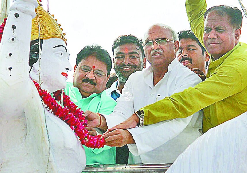 mahaapurusho ki pratima saafkar 