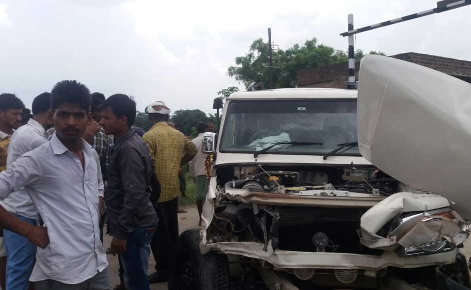 Collision between school bolero and train two student injured