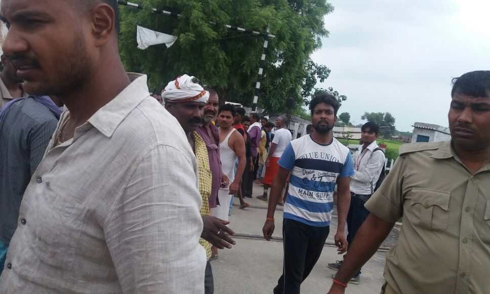 Collision between school bolero and train two student injured
