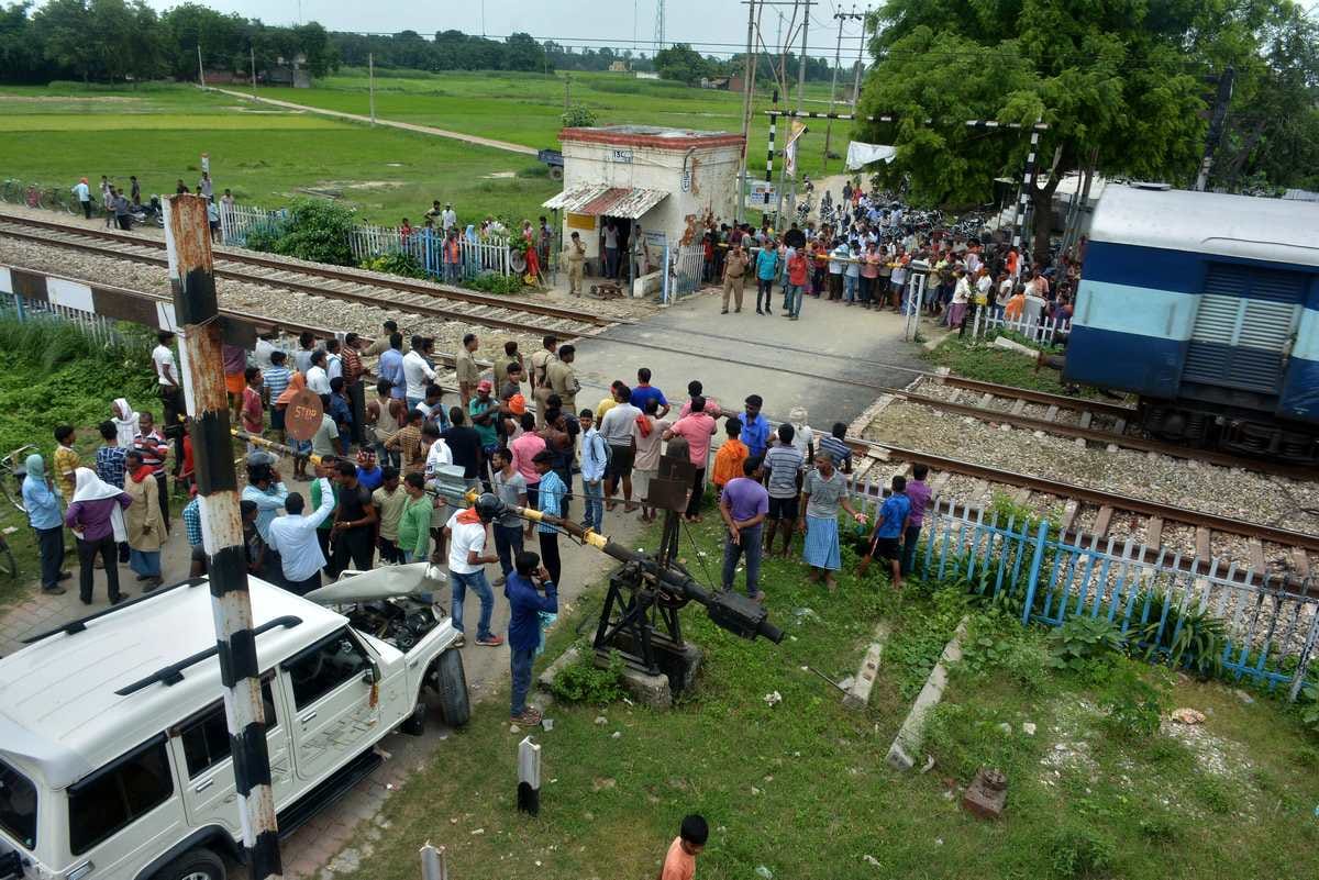 school vehicle may be get accident due to carelesness of railway gatmen