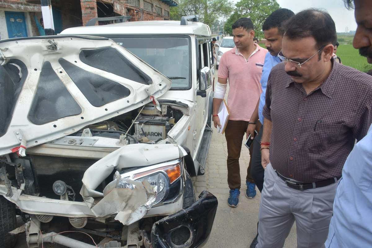 Collision between school bolero and train two student injured