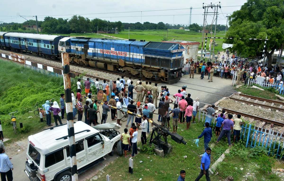 school vehicle may be get accident due to carelesness of railway gatmen