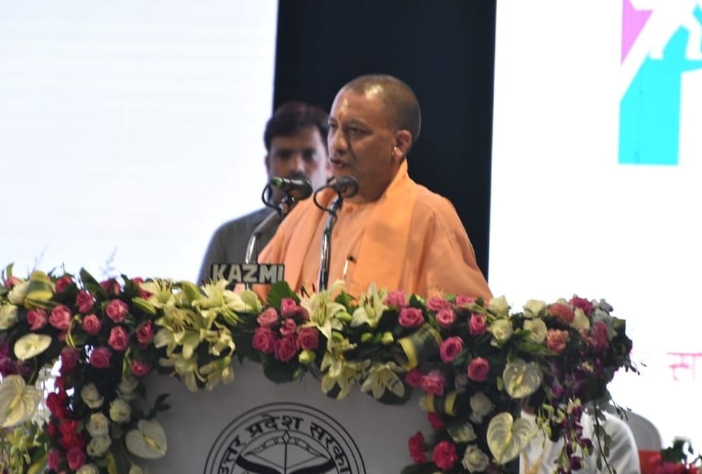 yogi adityanath in one district one product summit.