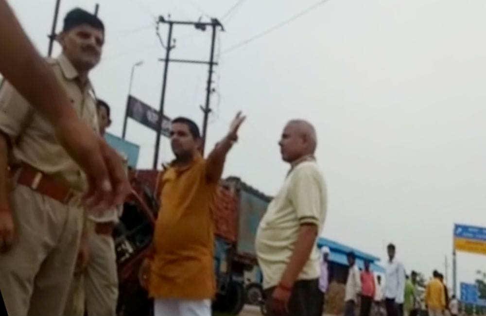 young man create drama on road video goes viral