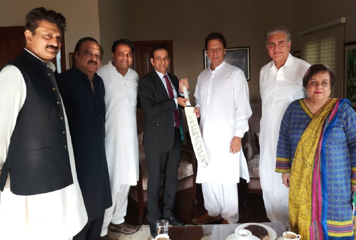 Indian High Commissioner Bisaria meets Imran Khan, gifts him cricket bat signed by india team 