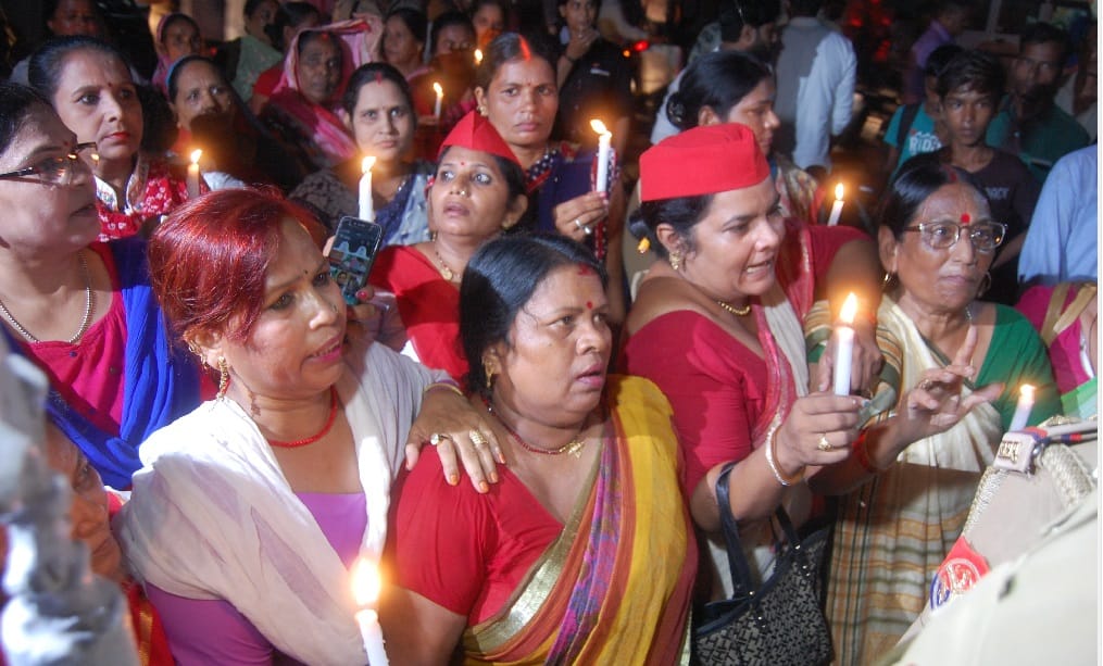 कैंडल मार्च निकाल रहे सपाइयों की पुलिस से नोंकझोक
