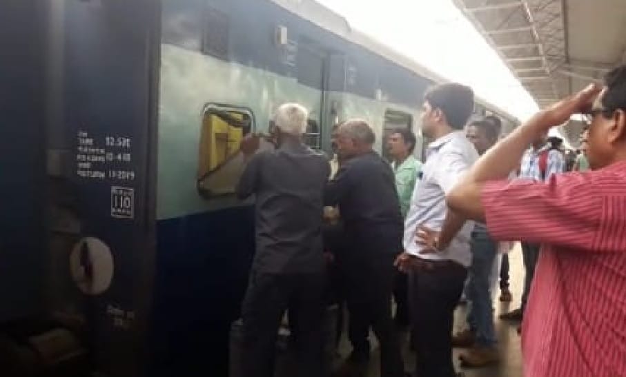 लखनऊ इंटरसिटी के कोच का गेट लॉक