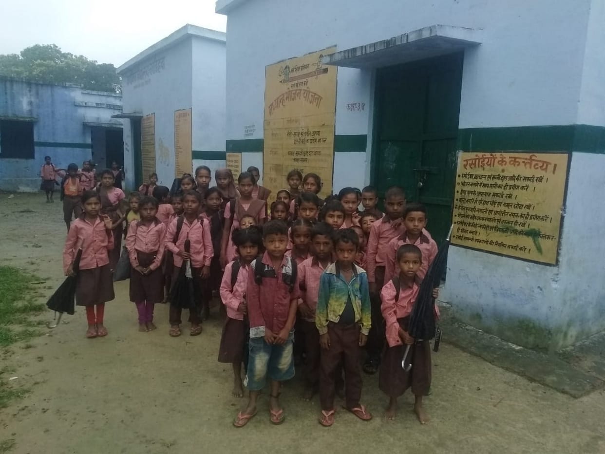 इंतजार करते रहे बच्चे, नहीं पहुंचे गुरुजी
