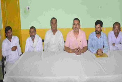 dispute over unveiling of Former pradhan statue, panchayat secretary suspended