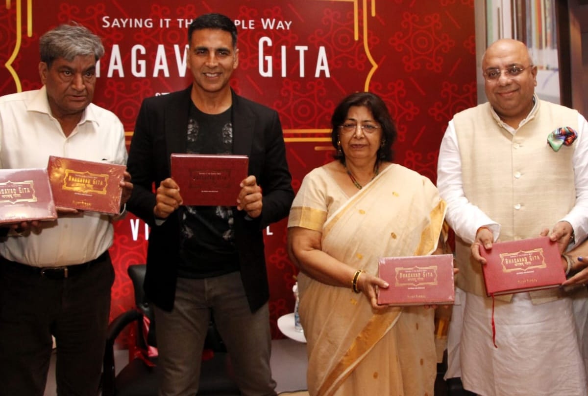Bollywood actor Akshay Kumar inauguration Bhagwad Geeta book