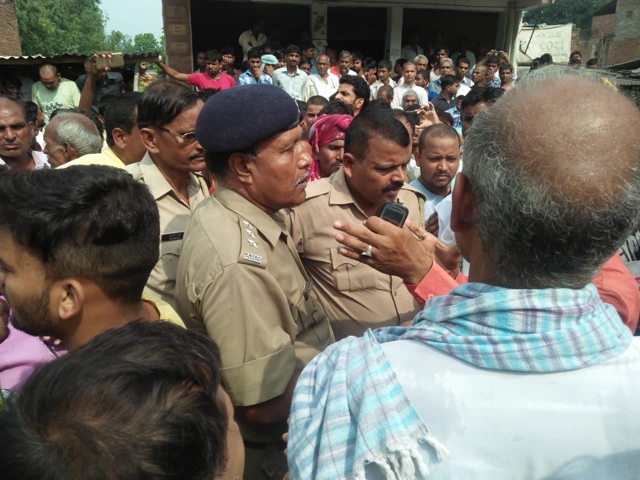 Buisnessman murder near police station in azamgarh