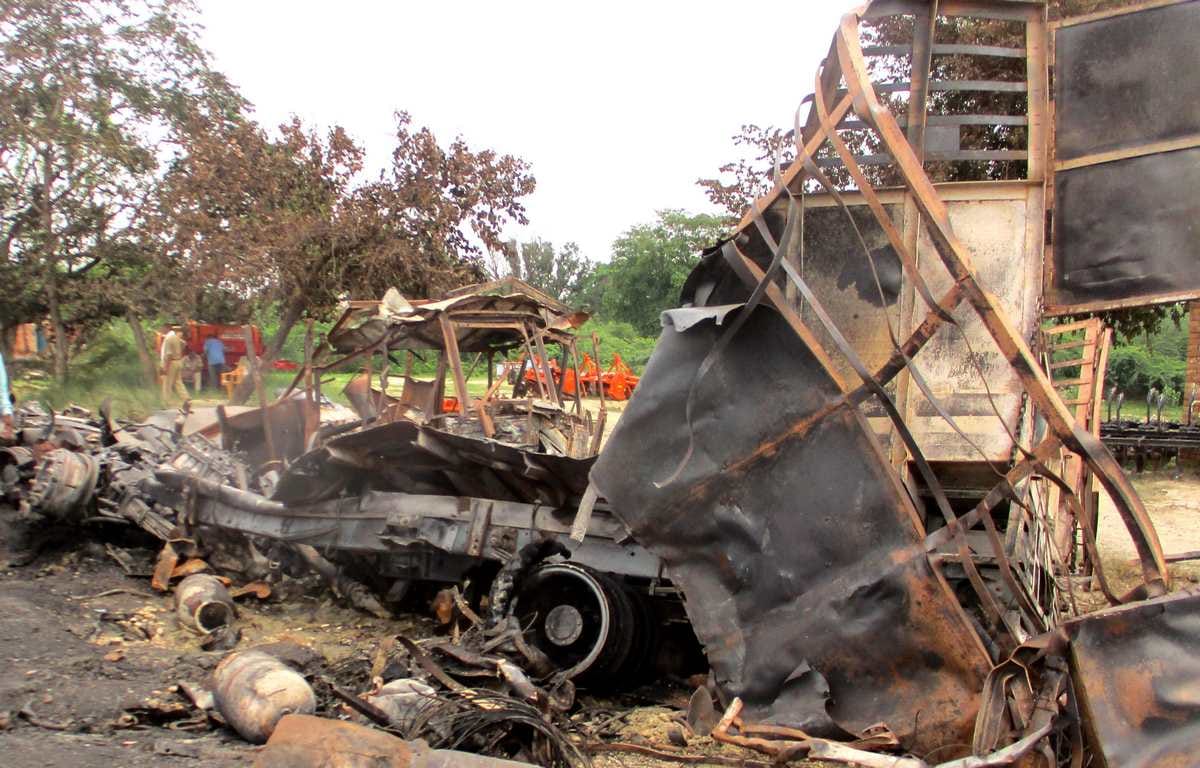 Gas cylinder truck accident in azamgarh