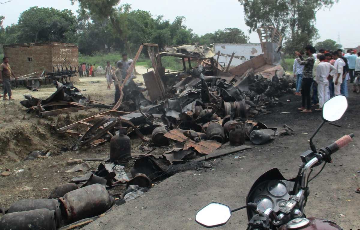 Gas cylinder truck accident in azamgarh