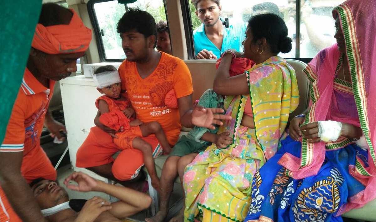 Many kanwariya injured in road accident in azamgarh