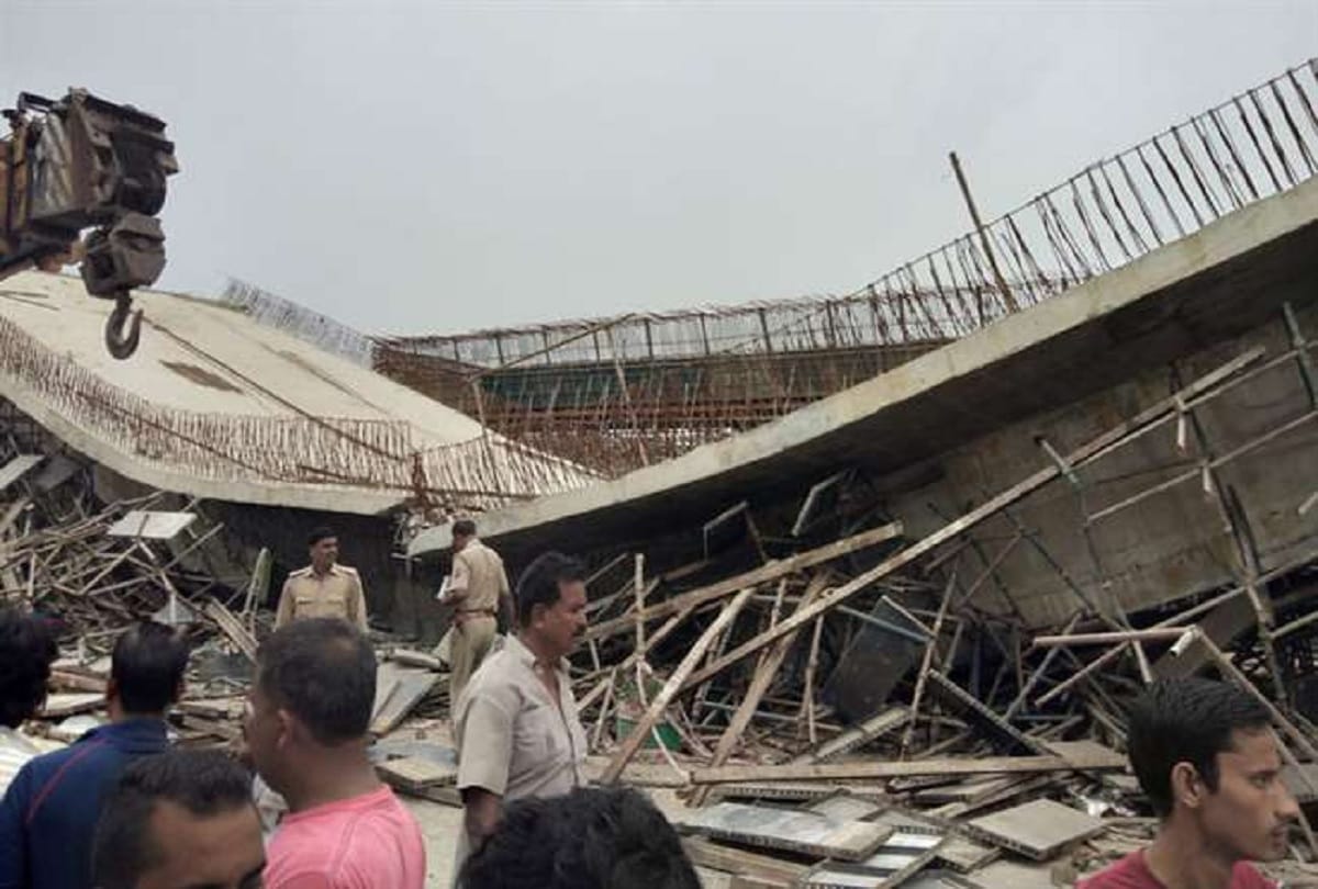 Flyover deck slab dropped in Basti, four laborers injured, rescue work continue