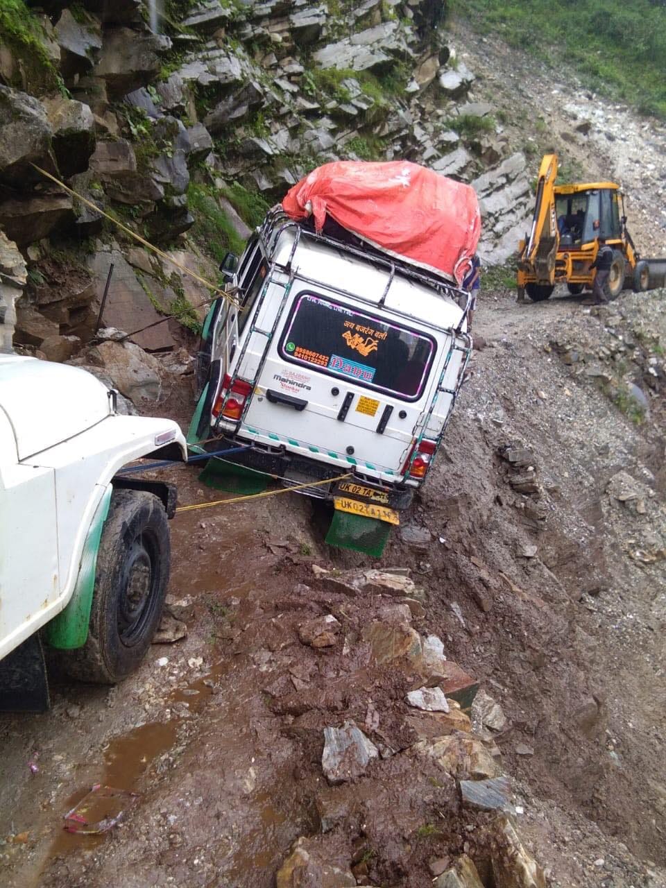 vehicle hang in gorge at kapkot