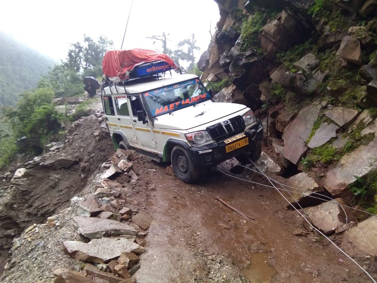 vehicle hang in gorge at kapkot