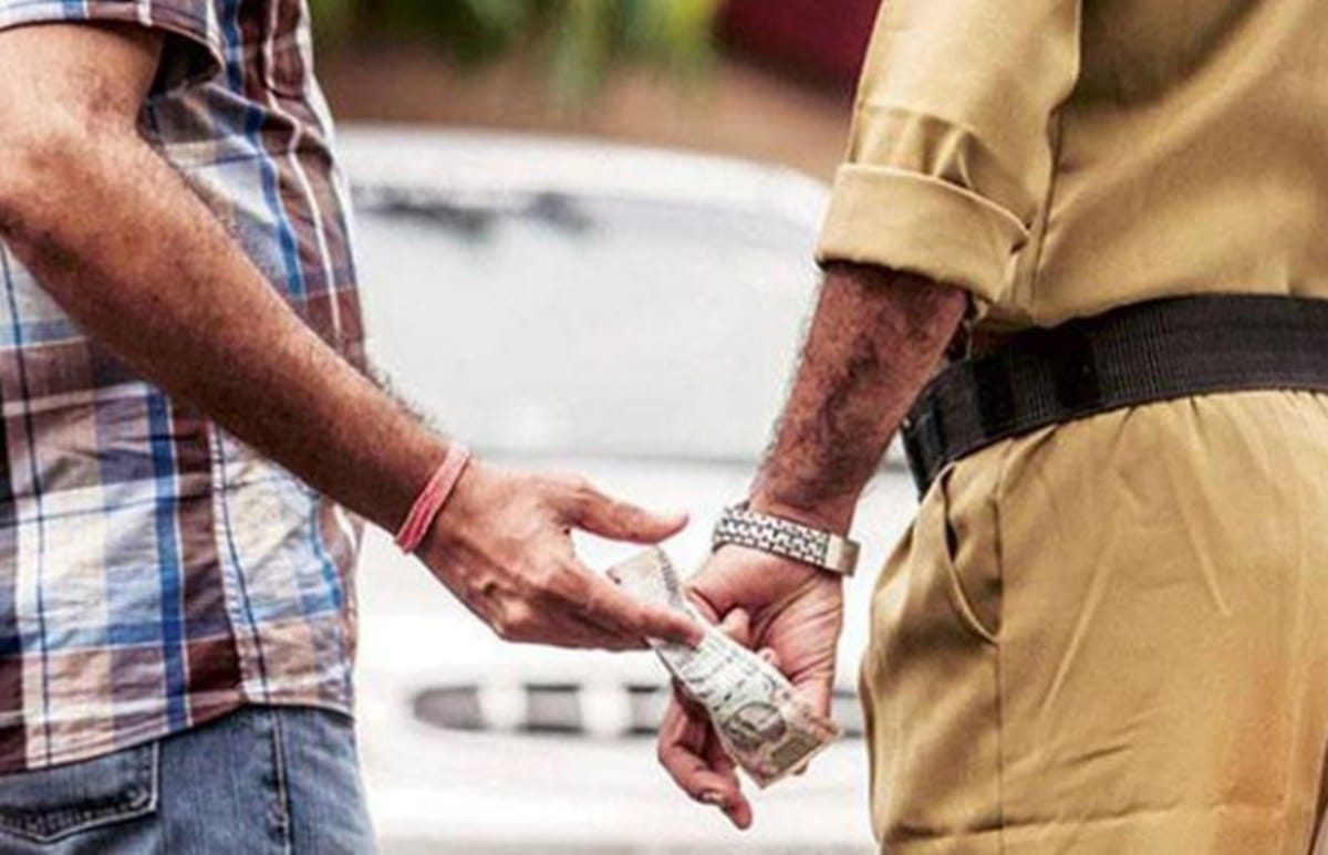 200 rupees bribe demanded inspector and diwan suspended in lucknow