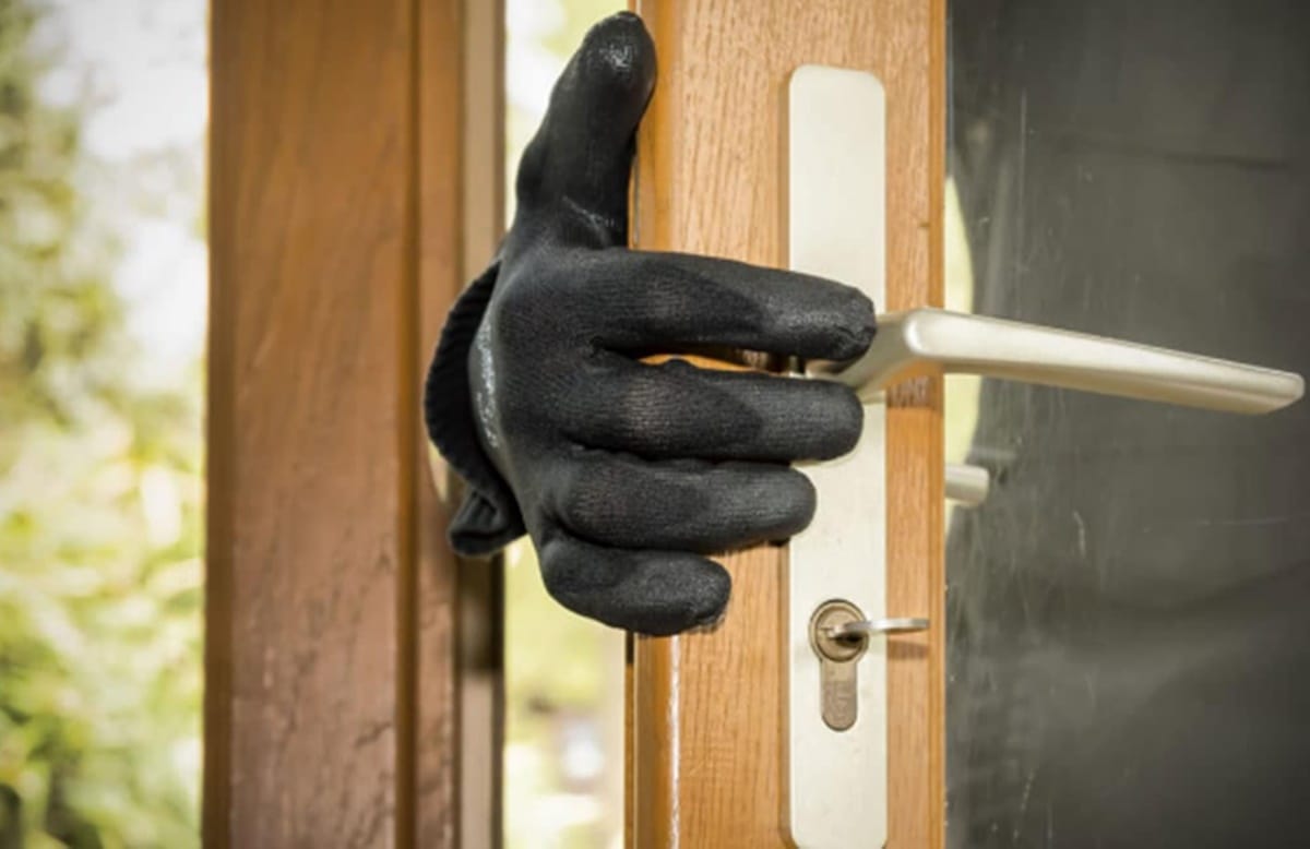 Chief Metropolitan Magistrate get call from neighbour about burglary in his house in daylight