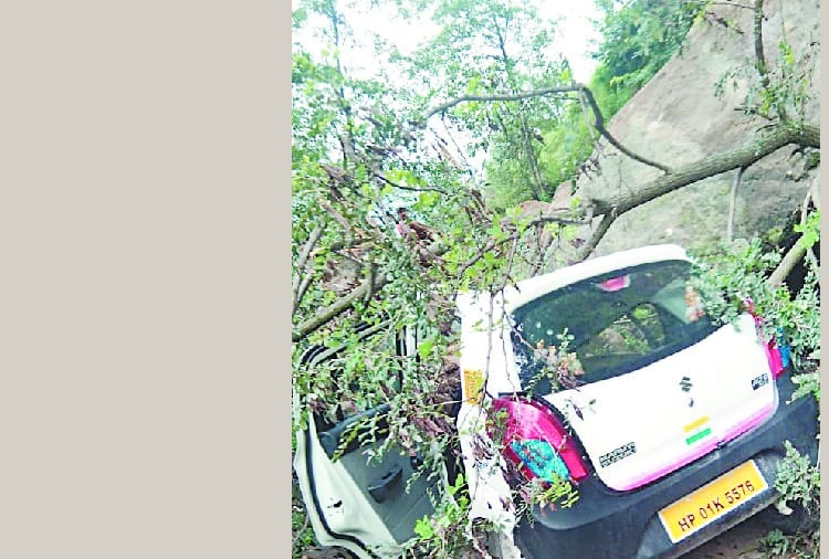 भूस्खलन की चपेट में आई कार, चार घायल
