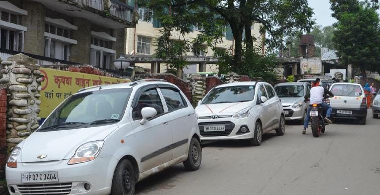 अस्पताल मार्ग पर अवैध पार्किंग, एंबुलेंस जाम में फंसी रहीं