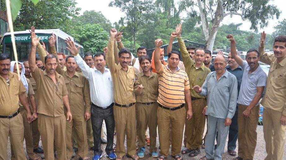 वर्कशॉप प्रबंधक के खिलाफ चालक यूनियन ने की नारेबाजी