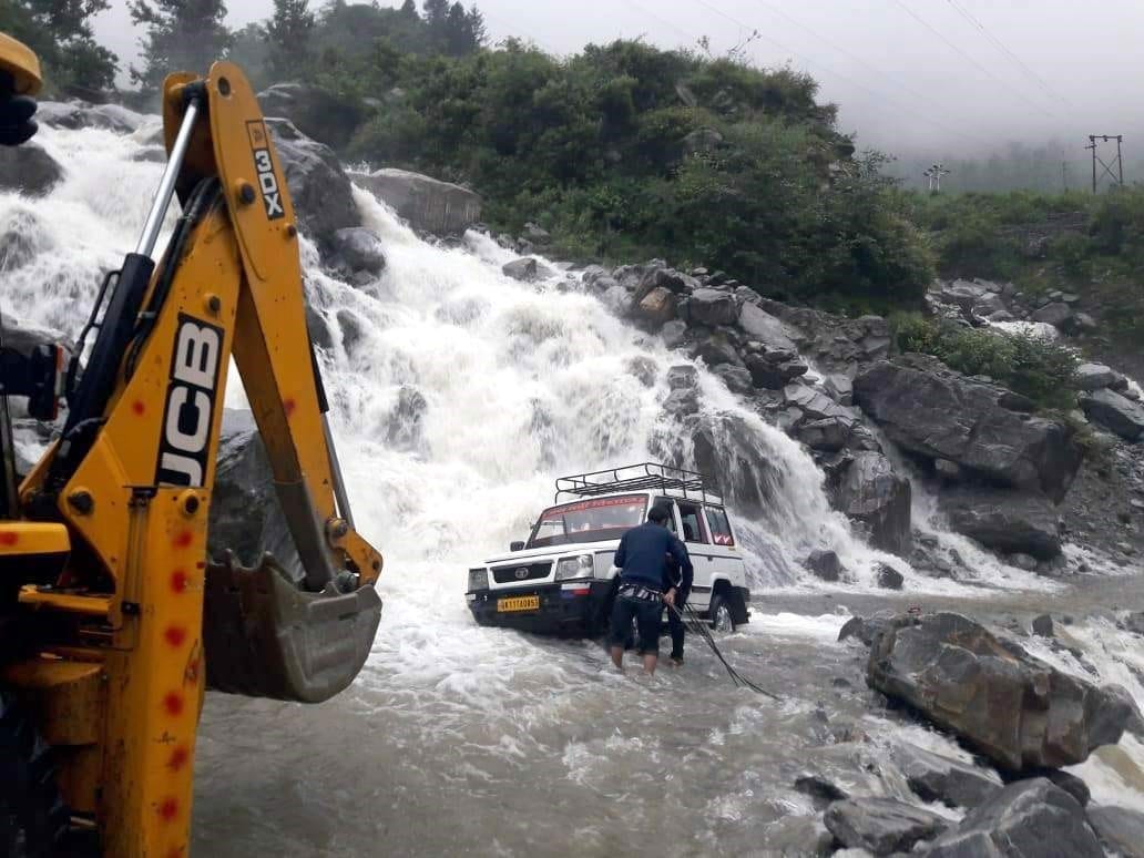 vehicle hang in gorge at kapkot