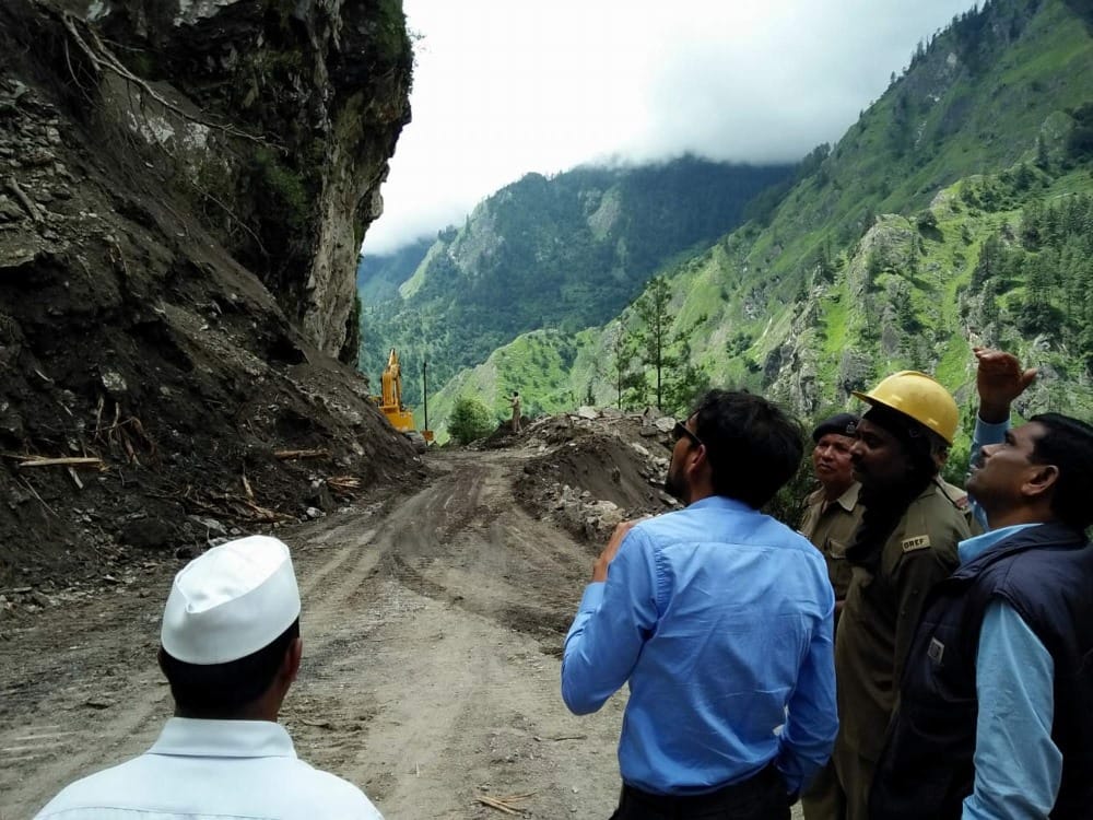 vehicle hang in gorge at kapkot