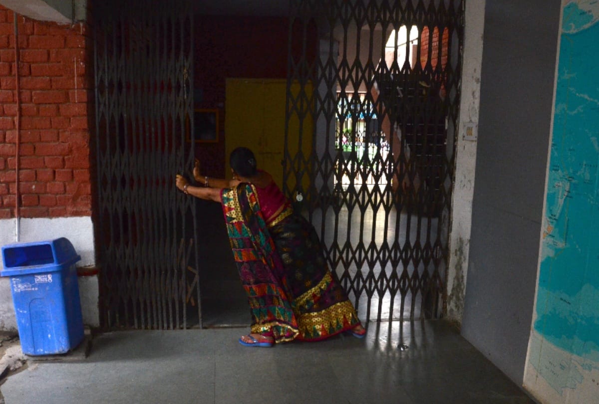 Government schools will open for principals and employees from today in east delhi