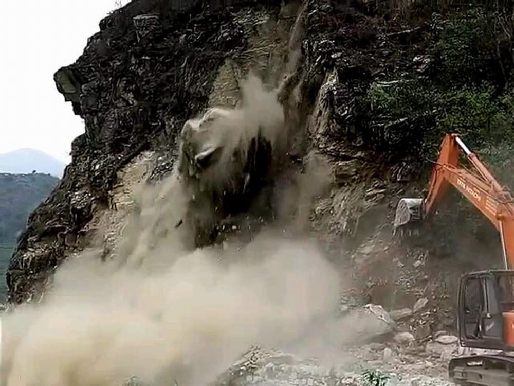 vehicle hang in gorge at kapkot