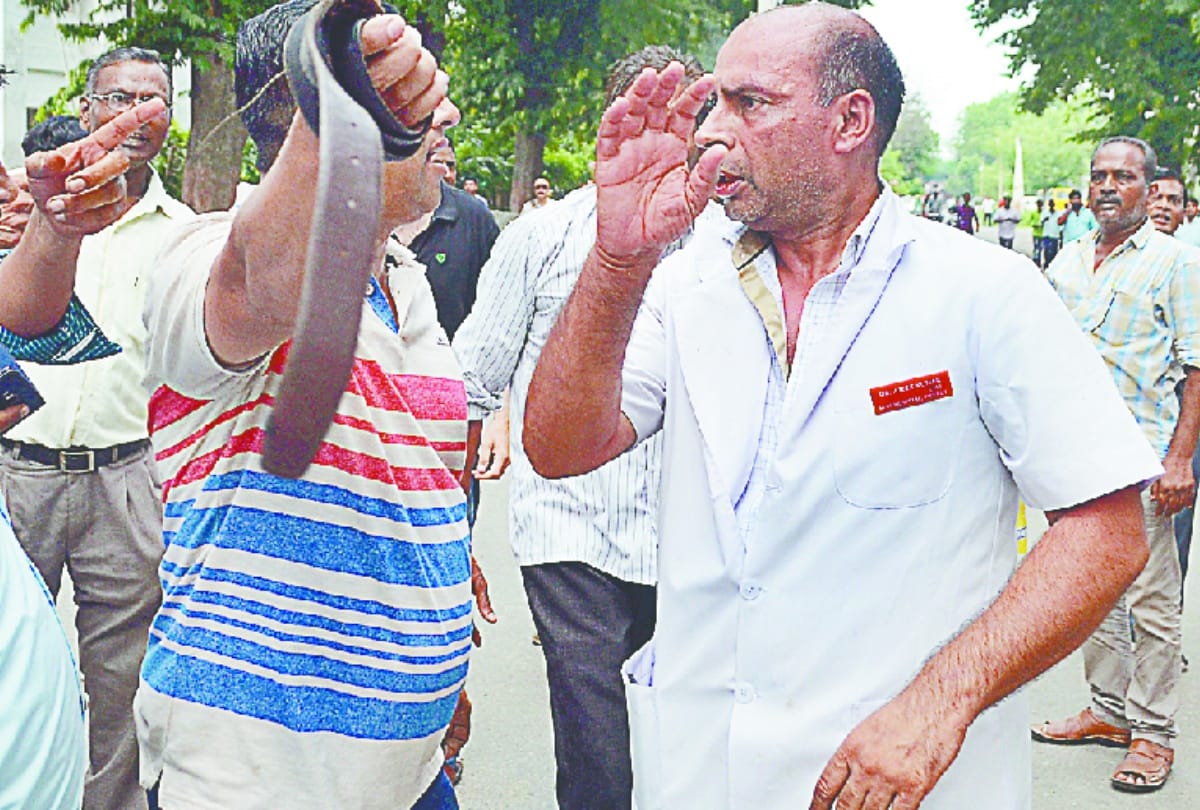doctor fiercely beaten by belt-hockey Meerut medical from 100 meters distance of police station