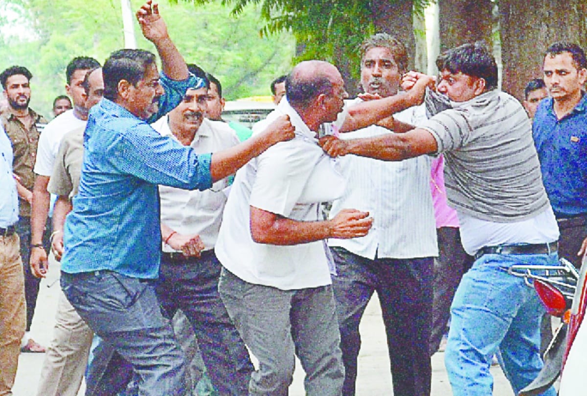 doctor fiercely beaten by belt-hockey Meerut medical from 100 meters distance of police station