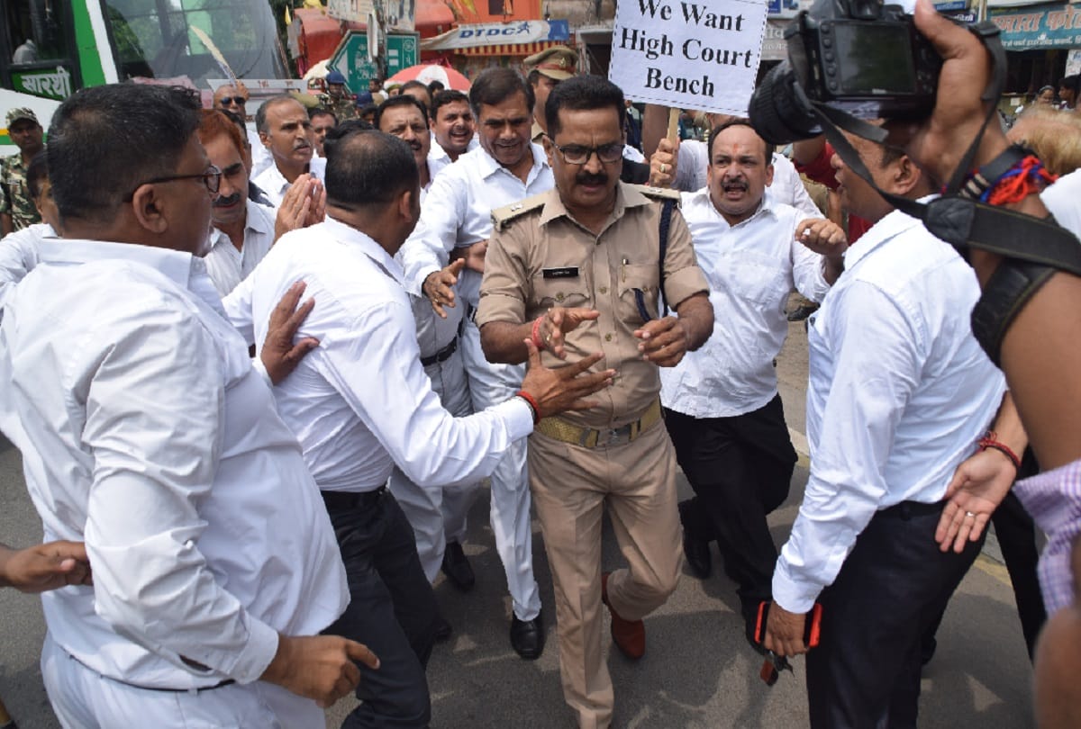 Lawyers protest in Meerut, and police officers request for peace, see photos