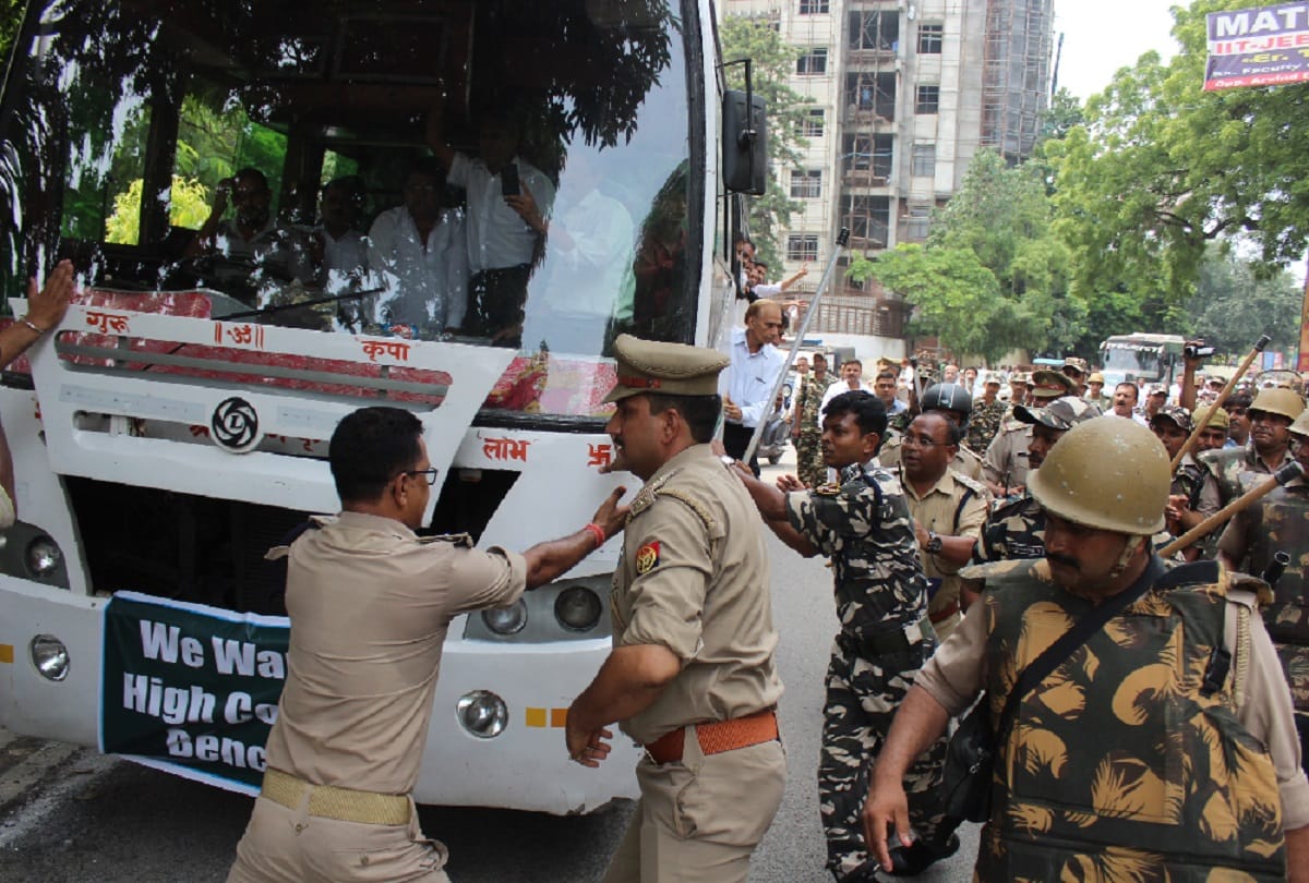 Lawyers protest in Meerut, and police officers request for peace, see photos