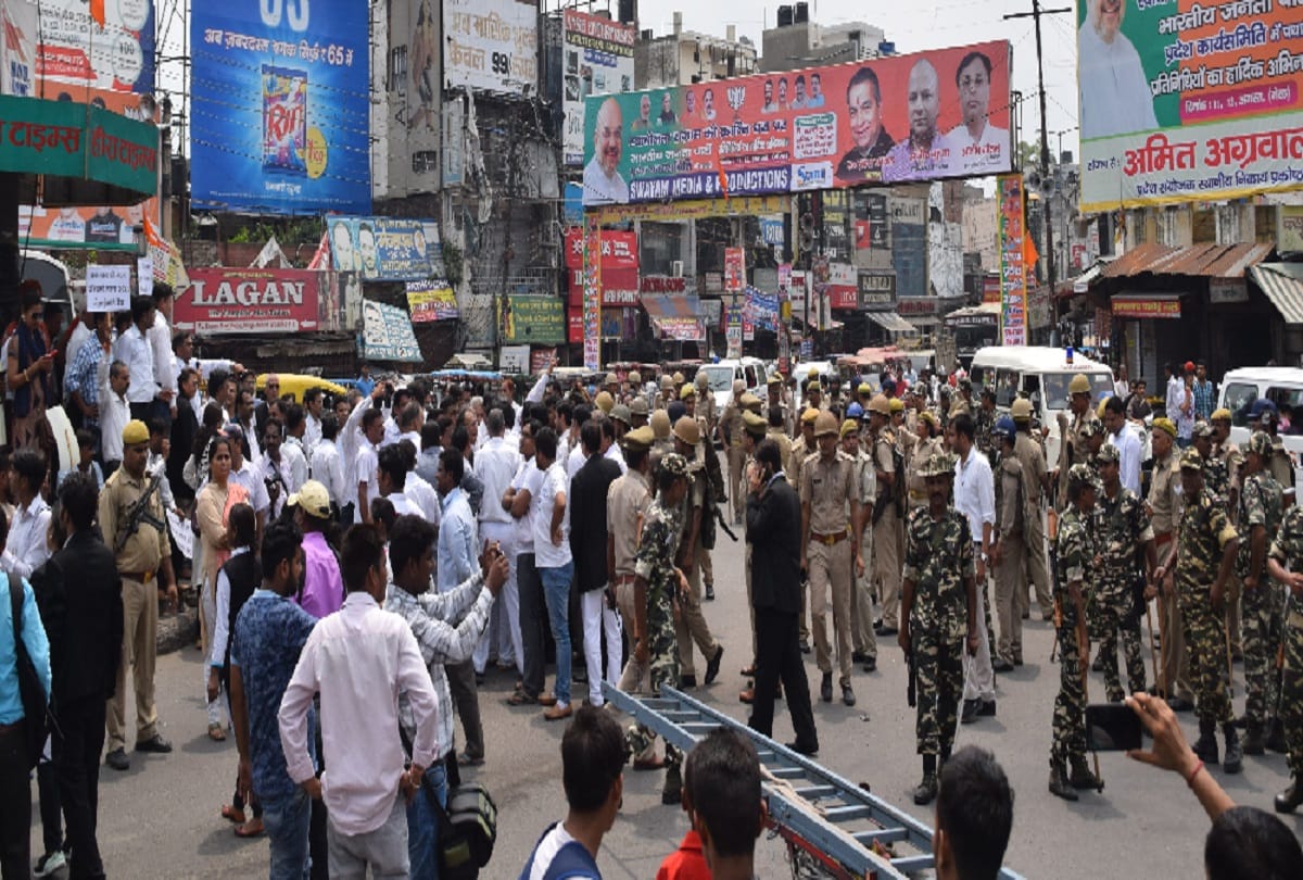 Lawyers protest in Meerut, and police officers request for peace, see photos