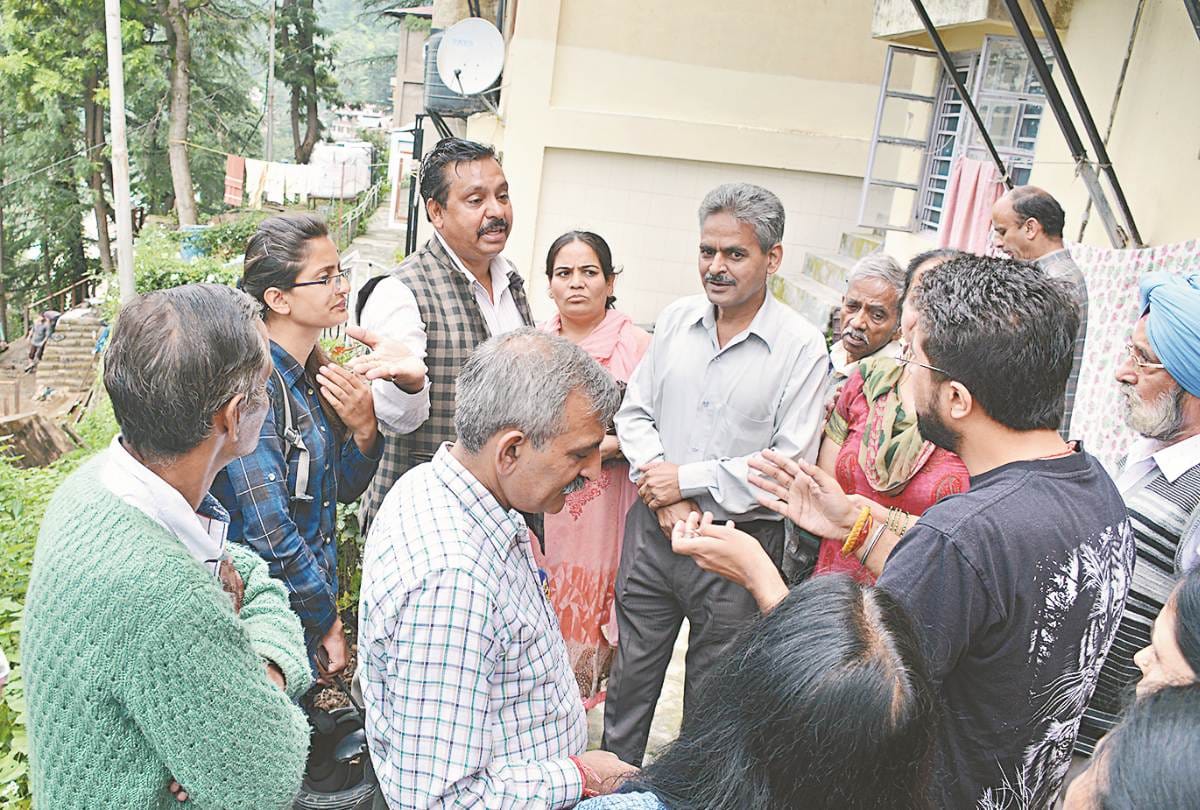 डंगा धंसने से हिमुडा कालोनी को खतरा, डीएफओ का घेराव